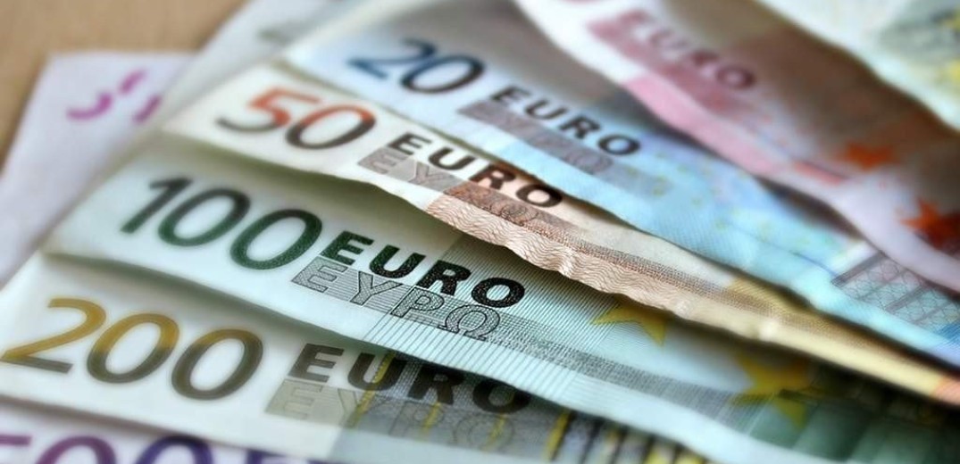 Σε ιστορικά χαμηλό επίπεδο τα πλαστά χαρτονομίσματα στην Ευρωζώνη