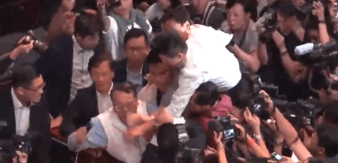 Σε ρινγκ μετατράπηκε το Κοινοβούλιο του Χονγκ Κονγκ 