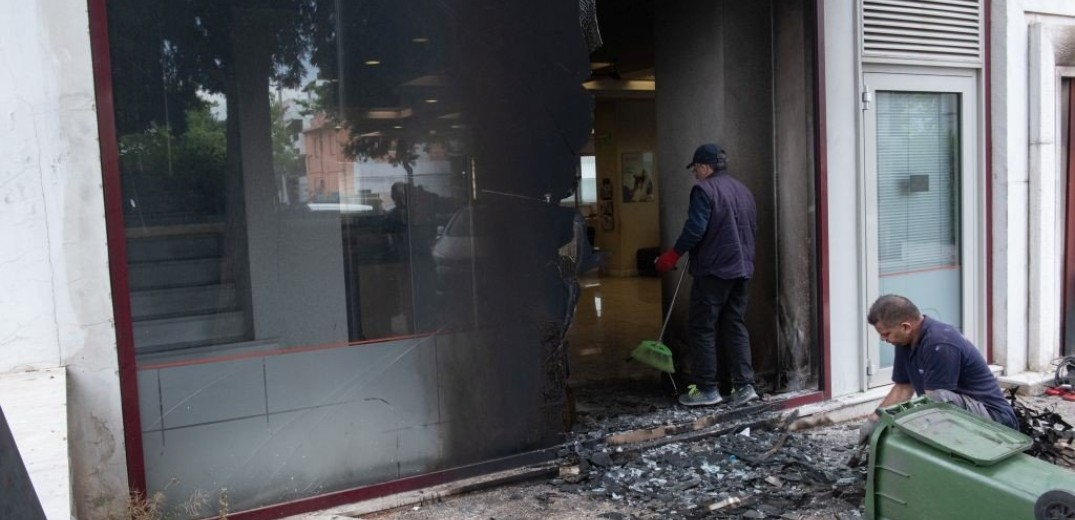 Επίθεση με γκαζάκια και βαριοπούλες σε τράπεζα στην Αθήνα (φωτο)
