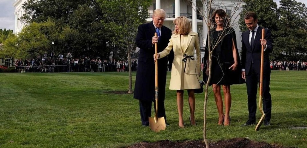 Ε. Μακρόν: &quot;Θα στείλω άλλο δέντρο&quot; στον Ντόναλντ Τραμπ 