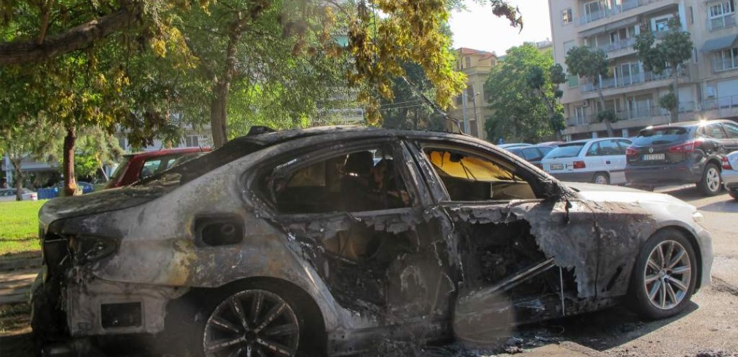 Θεσσαλονίκη: Στις φλόγες σταθμευμένο όχημα σε πάρκινγκ