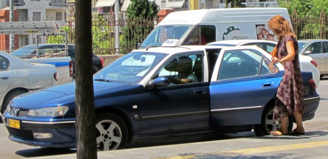 Μπαράζ ελέγχων της Τροχαίας στα ταξί της Θεσσαλονίκης
