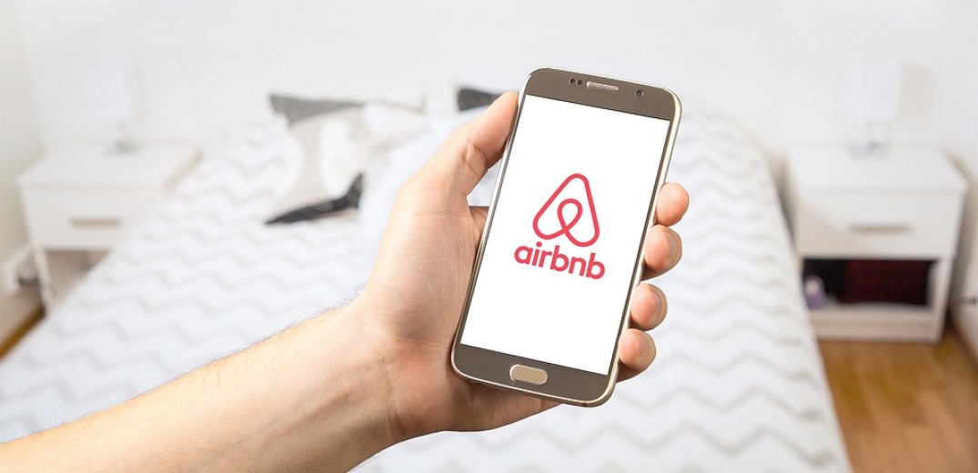 Τα καταλύματα μέσω Airbnb ξεπέρασαν σε αριθμό ξενοδοχεία και ενοικιαζόμενα