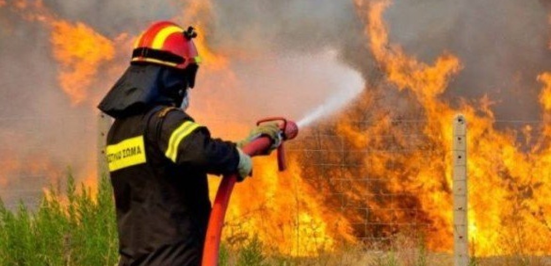 Θεσσαλονίκη: Έντονη αδιαθεσία ένιωσε πυροσβέστης κατά την διάρκεια κατάσβεσης πυρκαγιάς 