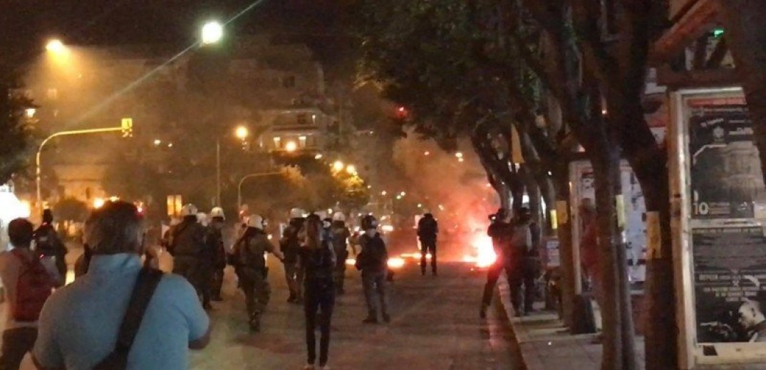 Θεσσαλονίκη: Δακρυγόνα και μολότοφ έξω από τα γραφεία του ΣΥΡΙΖΑ (βίντεο)-Προς το ΥΜΑΘ κινήθηκαν οι ταραξίες