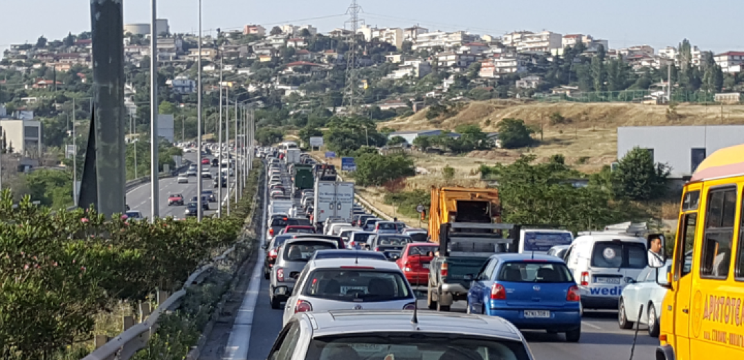Θεσσαλονίκη: Μποτιλιάρισμα στην περιφερειακή οδό ύστερα από εκτροπή οχήματος