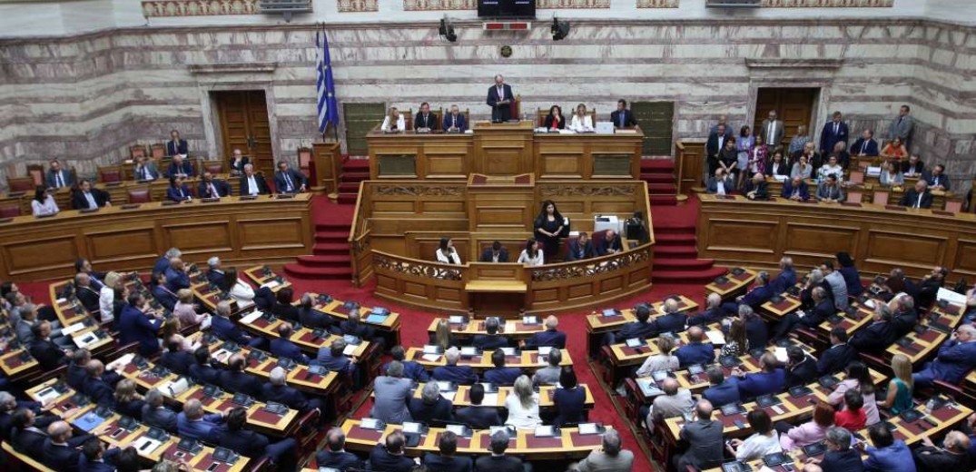 Βουλή: Υπερψηφίστηκαν η ΠΝΠ για αύξηση του κοινωνικού μερίσματος και η τροπολογία διάσωσης της ΛΑΡΚΟ 