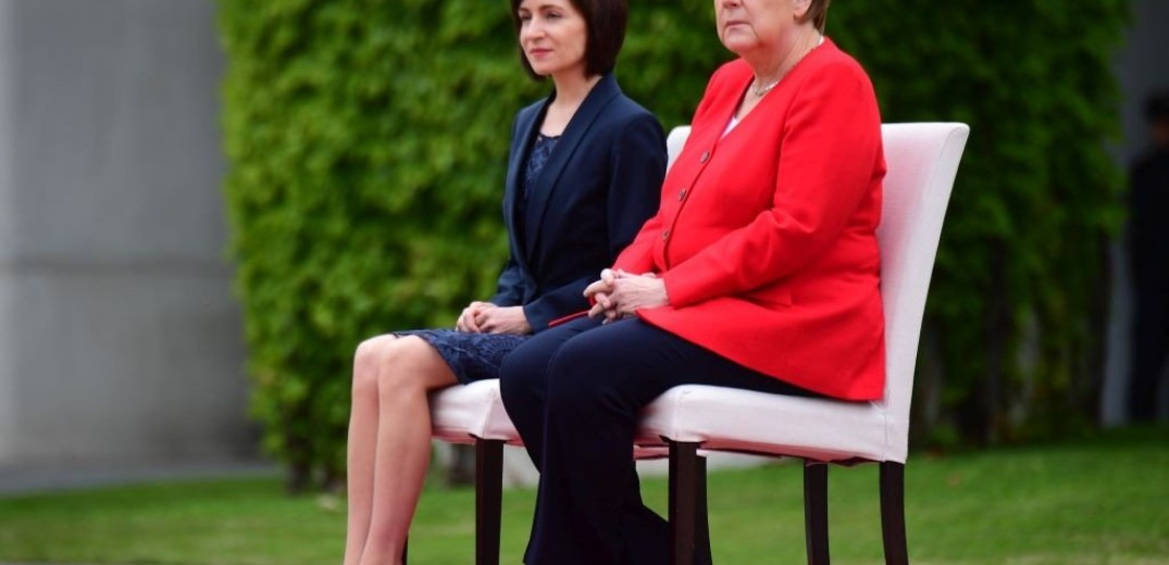 Η Μέρκελ υποδέχθηκε την Μολδαβή ομόλογό της καθισμένη 