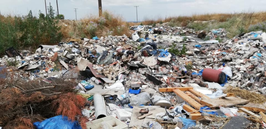Συνεχίζονται οι καύσεις σκουπιδιών στην παράνομη χωματερή της Περαίας