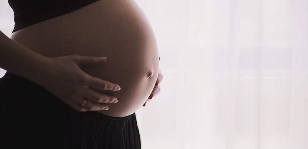 Ηλ. Μόσιαλος: Οι εγκυμονούσες δεν θα κάνουν ακόμη το εμβόλιο του κορονοϊού