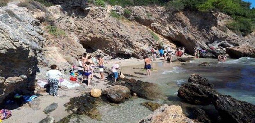 Eκκενώνεται παραλία λόγω αποκόλλησης βράχου