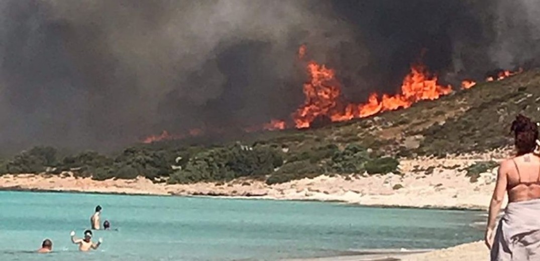 Περαιτέρω ένταση της φωτιάς στην Ελαφόνησο-Εκκενώθηκε χωριό