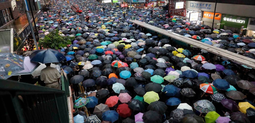 Ποτάμι διαδηλωτών στους δρόμους του Χονγκ Κονγκ
