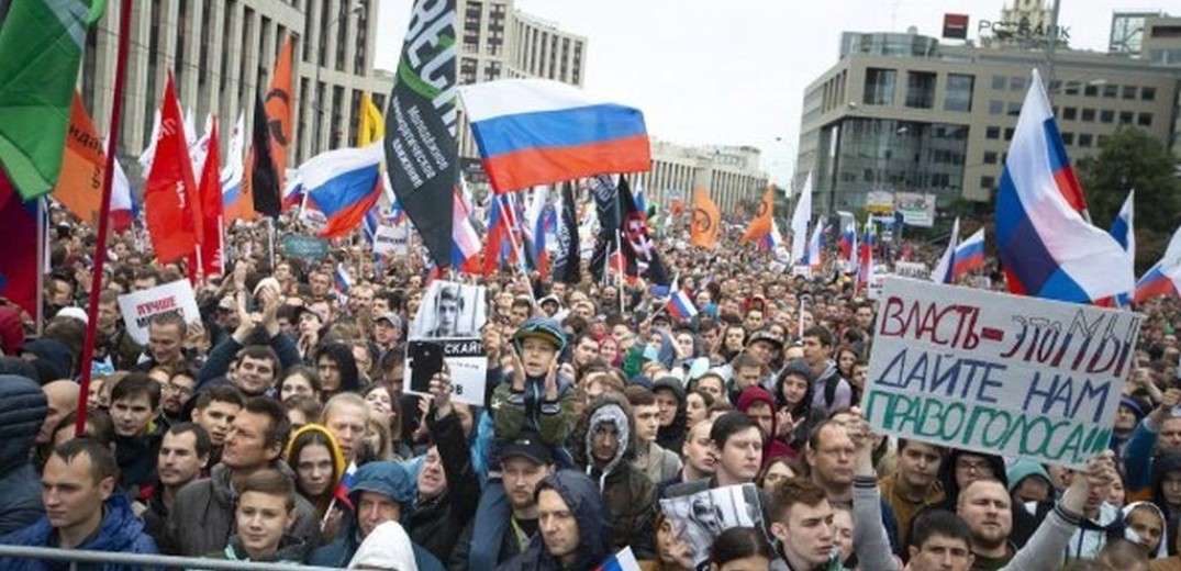 Εκατοντάδες Ρώσοι διαδήλωσαν στη Μόσχα για να καταγγείλουν τα αποτελέσματα των βουλευτικών εκλογών