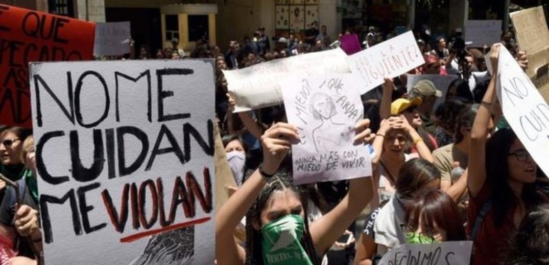 Μεξικό: Γυναίκες διαδήλωσαν κατά των βιασμών από αστυνομικούς (βίντεο)