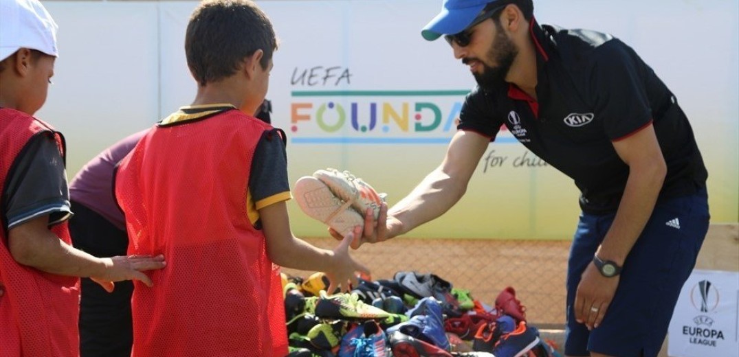 Φίλαθλοι δώρισαν περισσότερα από 1.000 ζευγάρια παπούτσια ποδοσφαίρου σε παιδιά σε στρατόπεδο προσφύγων (photos)