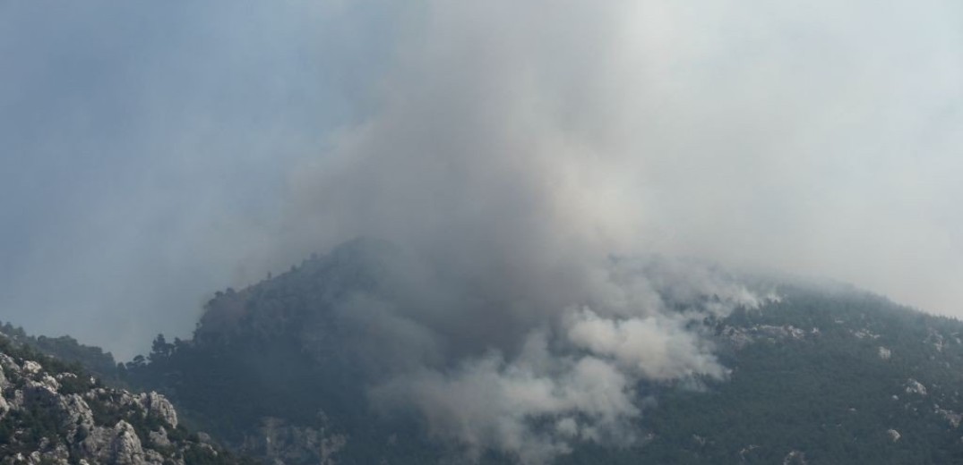 Κατακαίει τα Γεράνια Όρη η πυρκαγιά στο Λουτράκι (φωτο)