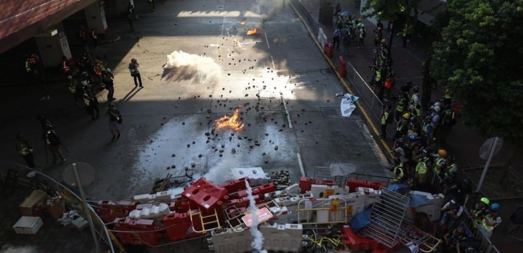 Οδοφράγματα, δακρυγόνα και συγκρούσεις στις διαδηλώσεις στο Χονγκ Κονγκ (βίντεο)