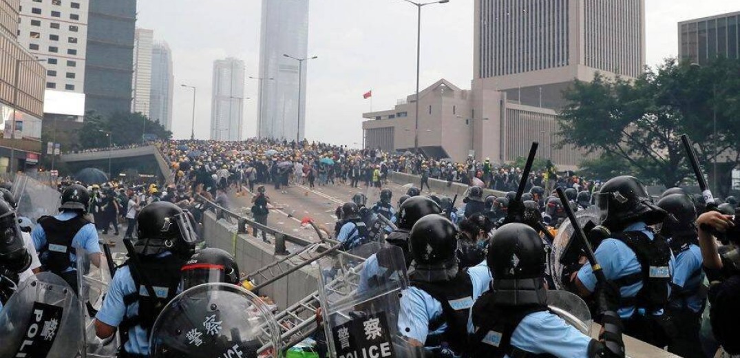 Χονγκ Κονγκ: Αστυνομικοί εκτοξεύουν χημικά στο πρόσωπο πολίτη (βίντεο)