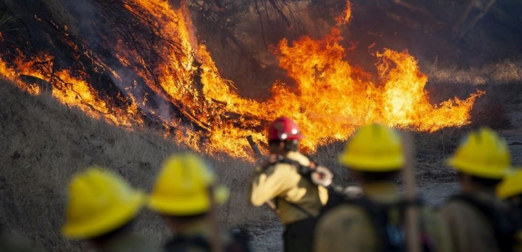 Εγκαταλείπουν τα σπίτια τους χιλιάδες Καλιφορνέζοι λόγω πυρκαγιάς (βίντεο & φωτο)