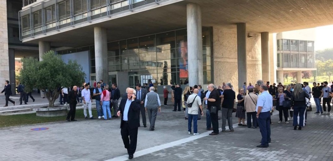 Πλήθος κόσμου περιμένει τον Καραμανλή στο δημαρχείο Θεσσαλονίκης (Φωτ.)