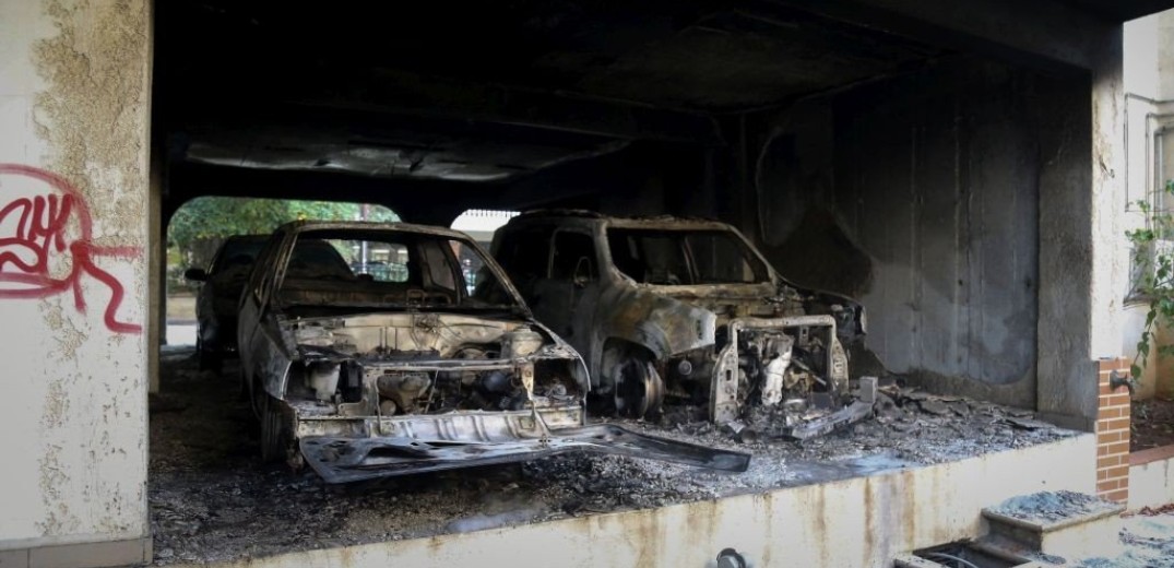 Κάηκαν τρία αυτοκίνητα σε πυλωτή πολυκατοικίας στην Αθήνα