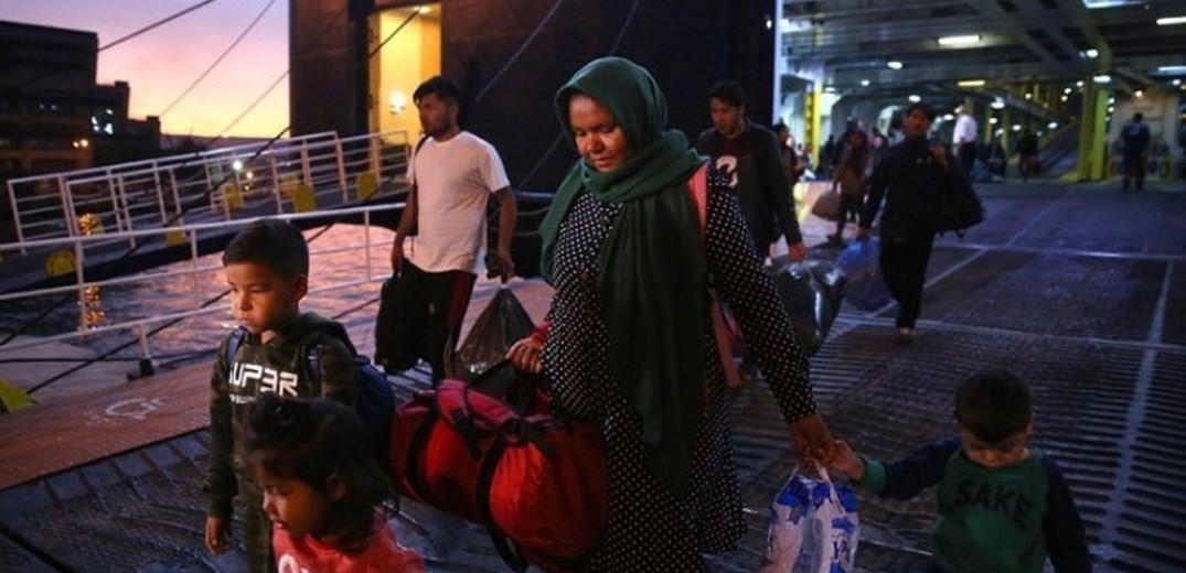 Στο λιμάνι του Πειραιά περισσότεροι από 200 μετανάστες και πρόσφυγες
