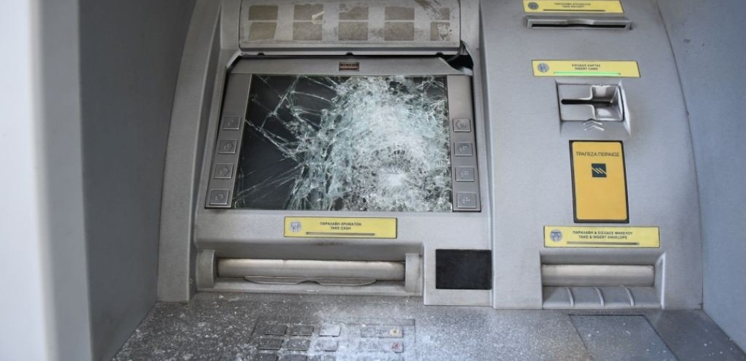Διέλυσαν ATM τραπεζών στη Βασ. Όλγας (φωτ)