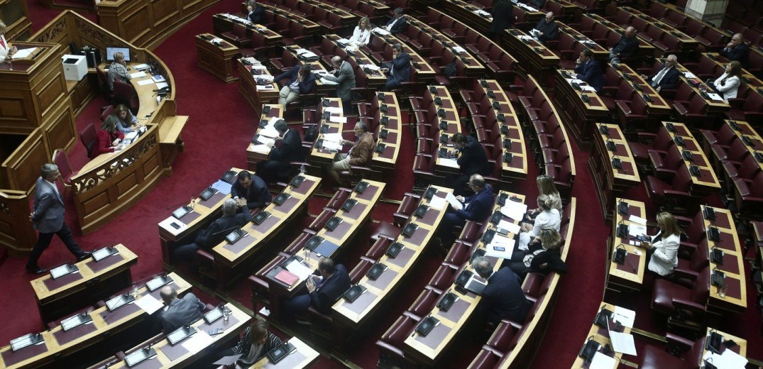 Καβγάς στη Βουλή για NOVA και Μαρινάκη (videos)