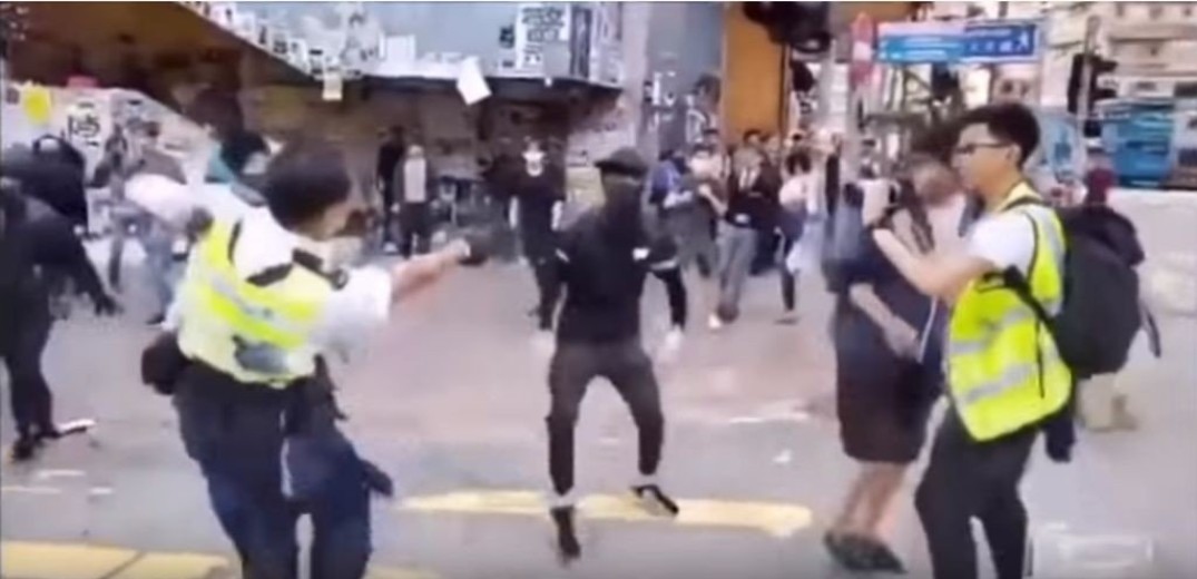 Βίντεο-σοκ από το Χονγκ Κονγκ: Αστυνομικός πυροβολεί εξ επαφής διαδηλωτή