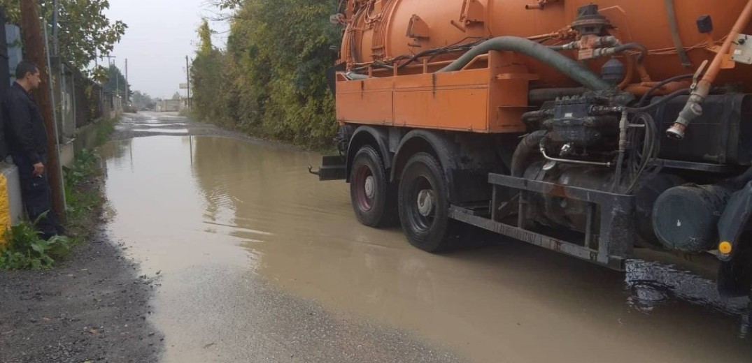 Πλημμύρισαν δρόμοι στο Καλοχώρι επειδή δεν υπάρχει δίκτυο αποχέτευσης
