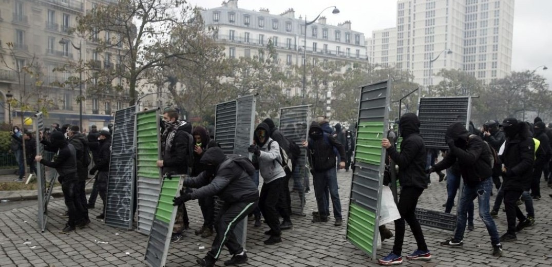 Με κανόνια, δακρυγόνα και ξύλο η επέτειος των «Κίτρινων Γιλέκων» στο Παρίσι (ζωντανά & βίντεο)