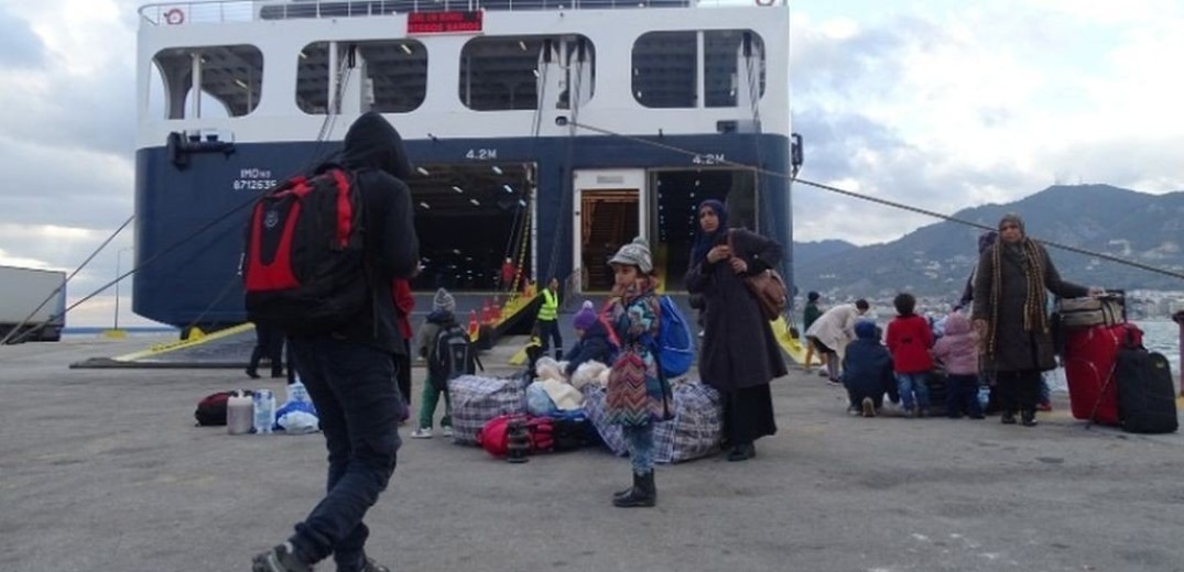 Στον Πειραιά μεταφέρονται 61 πρόσφυγες και μετανάστες από νησιά του Αιγαίου