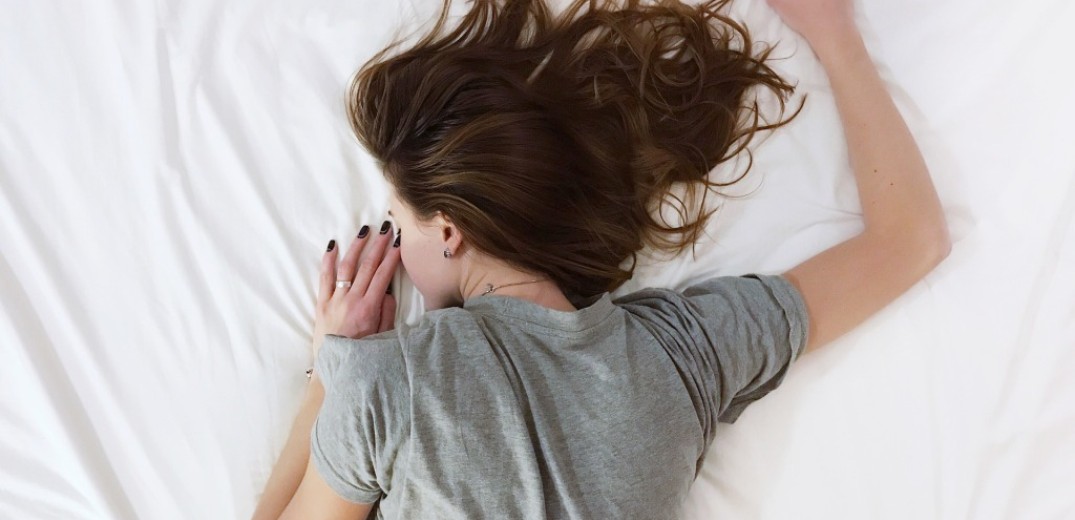 Long covid: Σχεδόν οι μισοί που νόσησαν υποφέρουν από διαταραχές ύπνου και κόπωση 