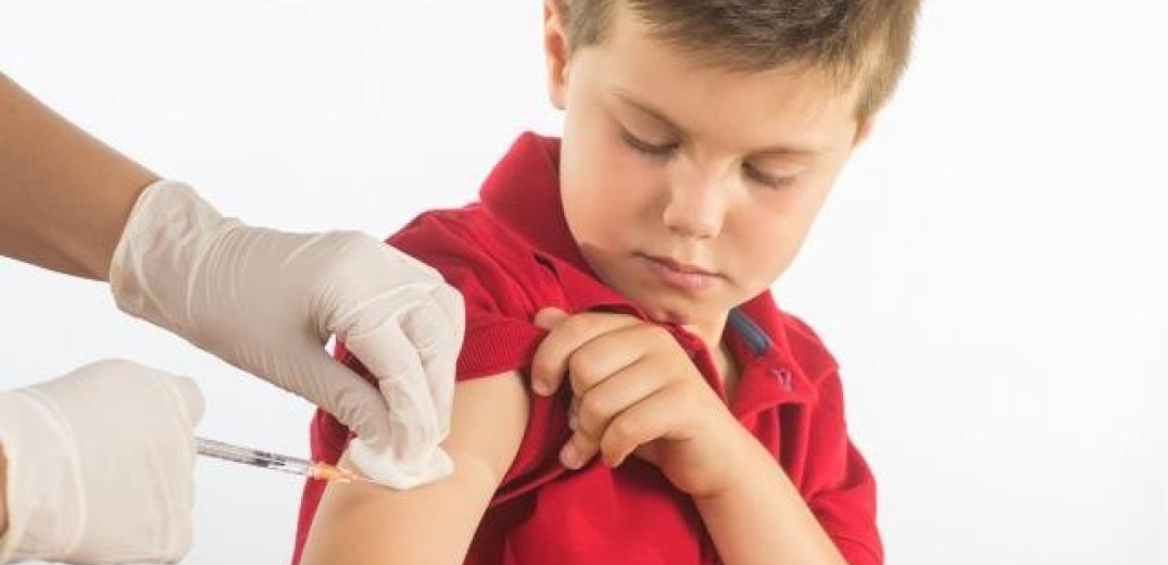 Με πολλές πρακτικές στη μάχη με τους αρνητές των εμβολίων 