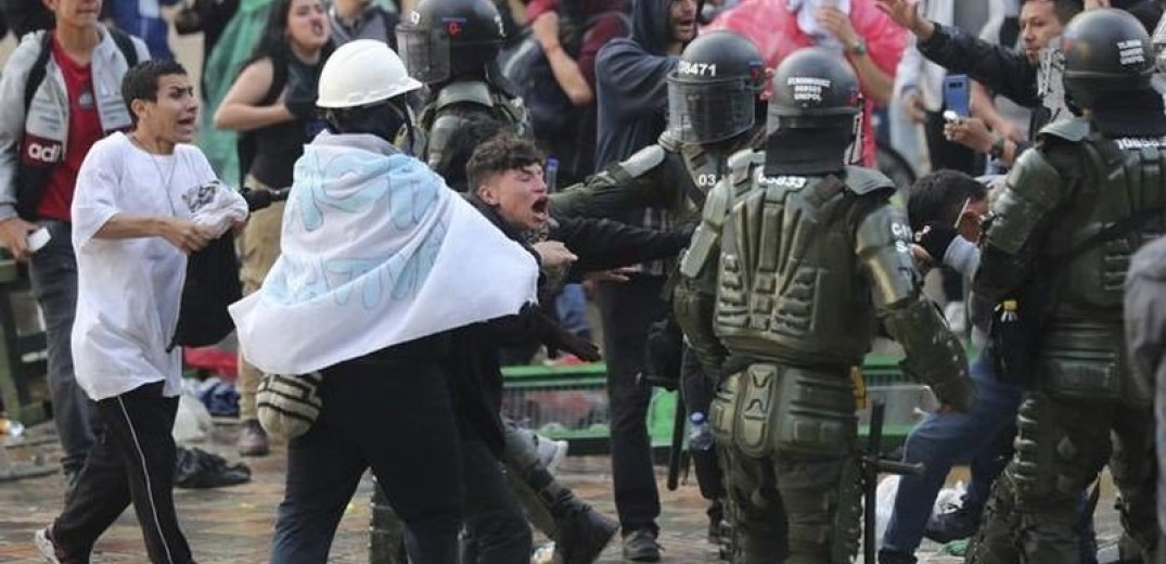 Κολομβία: Βίαια επεισόδια στις διαδηλώσεις εναντίον της κυβέρνησης Ντούκε