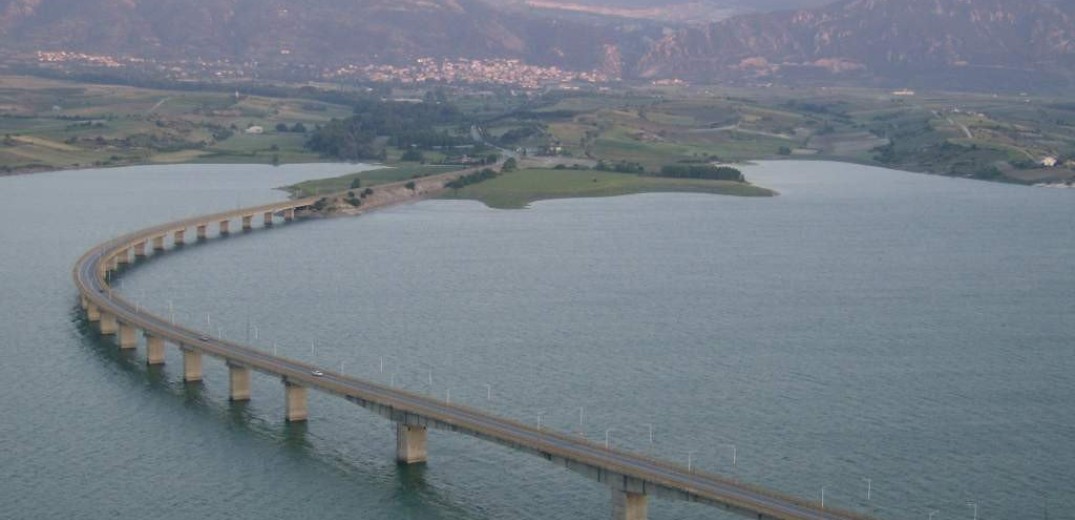 Ουρά δύο χιλιομέτρων σχηματίζουν τα φορτηγά που θέλουν να περάσουν τη γέφυρα Σερβίων