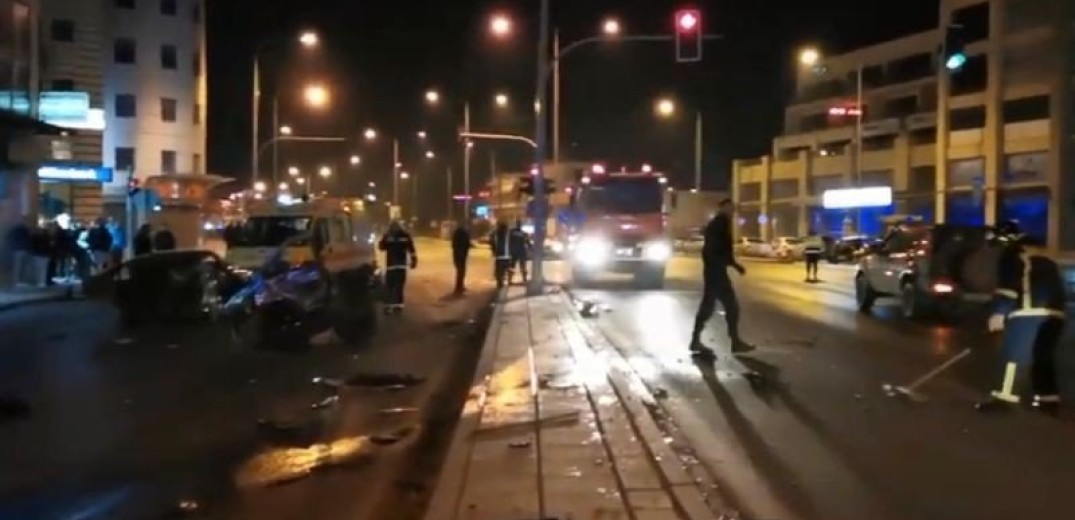 Θεσσαλονίκη: Στο νοσοκομείο 13 άτομα από τη σύγκρουση που έκοψε στα δύο όχημα με μετανάστες
