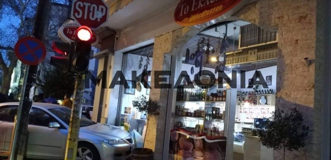 Θεσσαλονίκη: Αυτοκίνητο έπεσε σε τζαμαρία καταστήματος στον Εύοσμο (Φωτ.)