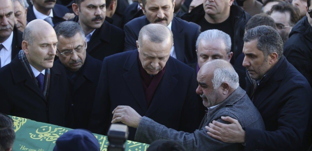 Τουρκία: ο Ερντογάν στην κηδεία μητέρας και γιου που έχασαν τη ζωή τους στον φονικό σεισμό 