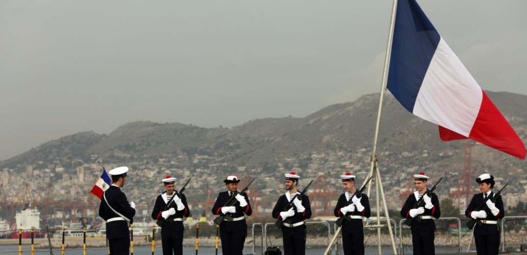 Ελλάς Γαλλία αμυντική συμμαχία, με το ελικοπτεροφόρο «Dixmude» στο λιμάνι του Πειραιά
