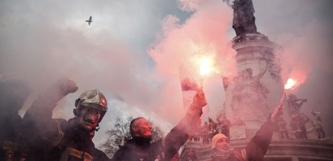 Γαλλία: Συγκρούσεις ανάμεσα σε πυροσβέστες και αστυνομικούς στο Παρίσι 