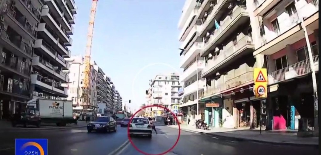 Σοκάρει η παράσυρση πεζής από αυτοκίνητο στην Εγνατία (βίντεο)