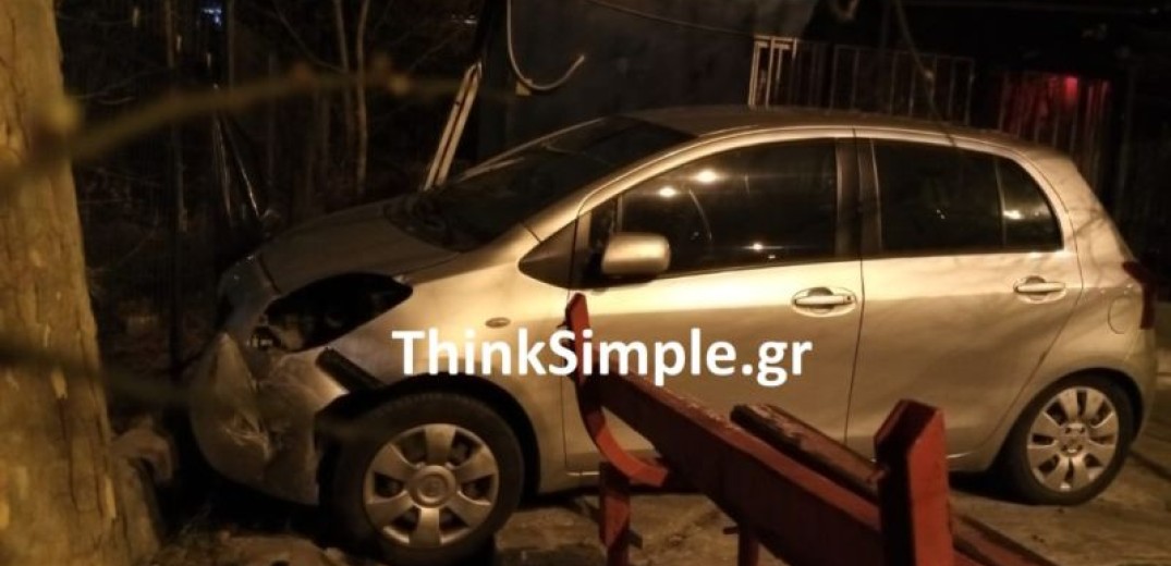 Θεσσαλονίκη: Αυτοκίνητο καρφώθηκε σε τερματικό σταθμό του ΟΑΣΘ (Φωτ.)