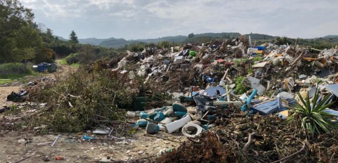 Βουνά από μπάζα σε ανεξέλεγκτες χωματερές στην Κασσάνδρα