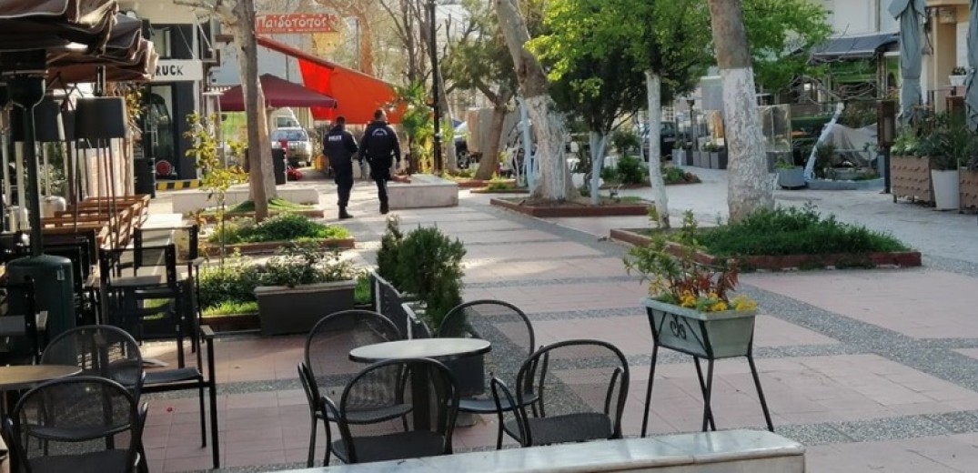 Θεσσαλονίκη: Αστυνομικοί ελέγχουν καταστήματα και συμβουλεύουν πολίτες να πάνε σπίτι (Βίντεο)