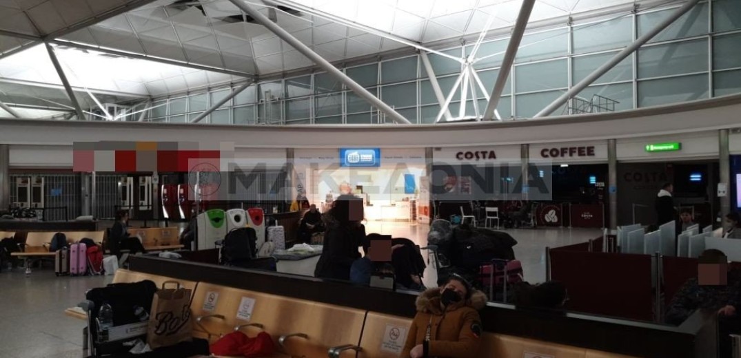 Χωρίς νερό και φαγητό 80 Έλληνες σε αεροδρόμιο του Λονδίνου (φωτ)