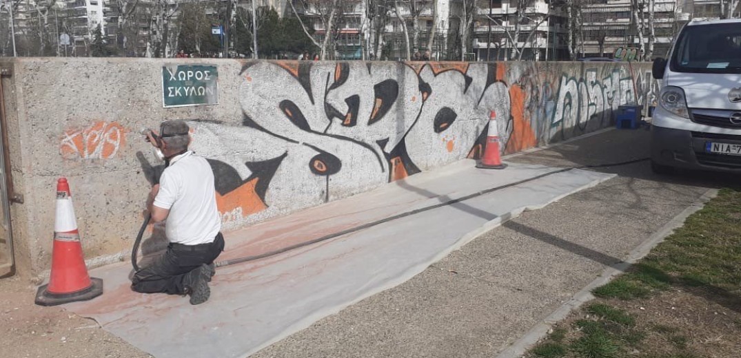 Καθαρίζει από μουτζούρες και γκράφιτι η Θεσσαλονίκη (Φωτ.)