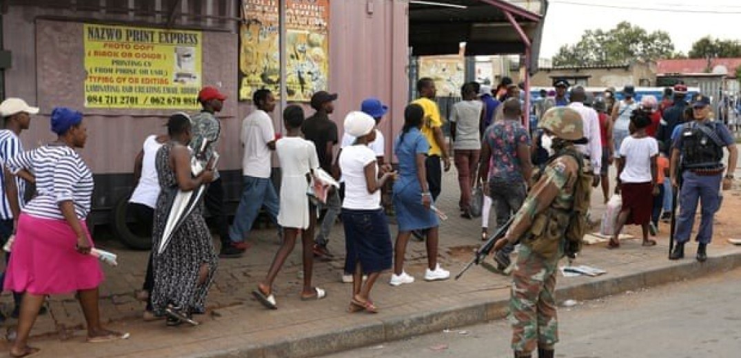 Ν. Αφρική: Αστυνομικοί άνοιξαν πυρ με πλαστικές σφαίρες σε πλήθος που παραβίασε την καραντίνα