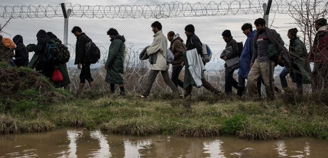 «Συναγερμός» στον Έβρο: Εκατοντάδες μετανάστες περνούν στην Ελλάδα (βίντεο)